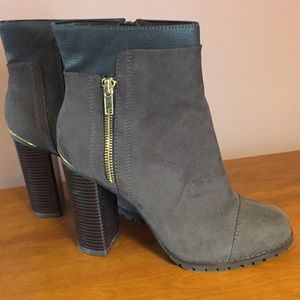 Juicy Couture gray suede bootie 7M